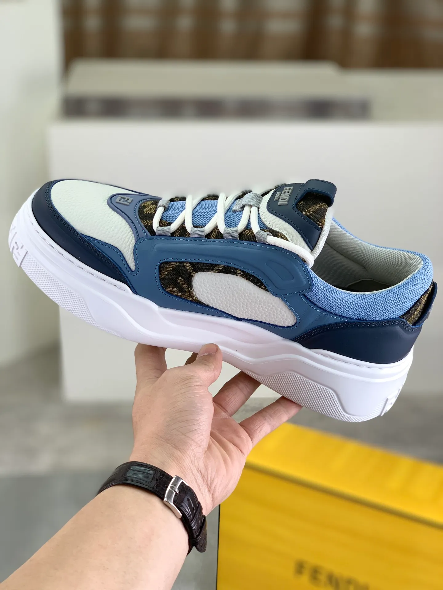 Men's men's shoes 💰P760 new style 💰💎💎💎 summer hot style [FENDI Fendi] top version 🆕New sneakers, wavy soles engraved with original words. Embossed Fendi Flow lettering on the heel. The upper is made of high-end calfskin and breathable materials. Original lining with tone-on-tone details decorated with innovative handcrafting techniques. Ultra-light and wear-resistant TPU and IP foam soles, overall lightweight and comfortable. Size:39-44 (38 45 can be customized)